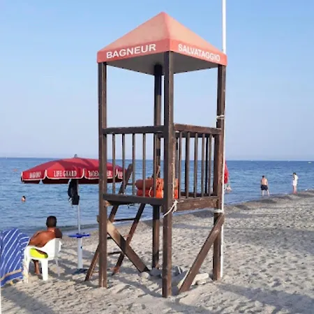 Tra Ulivi E Mare *